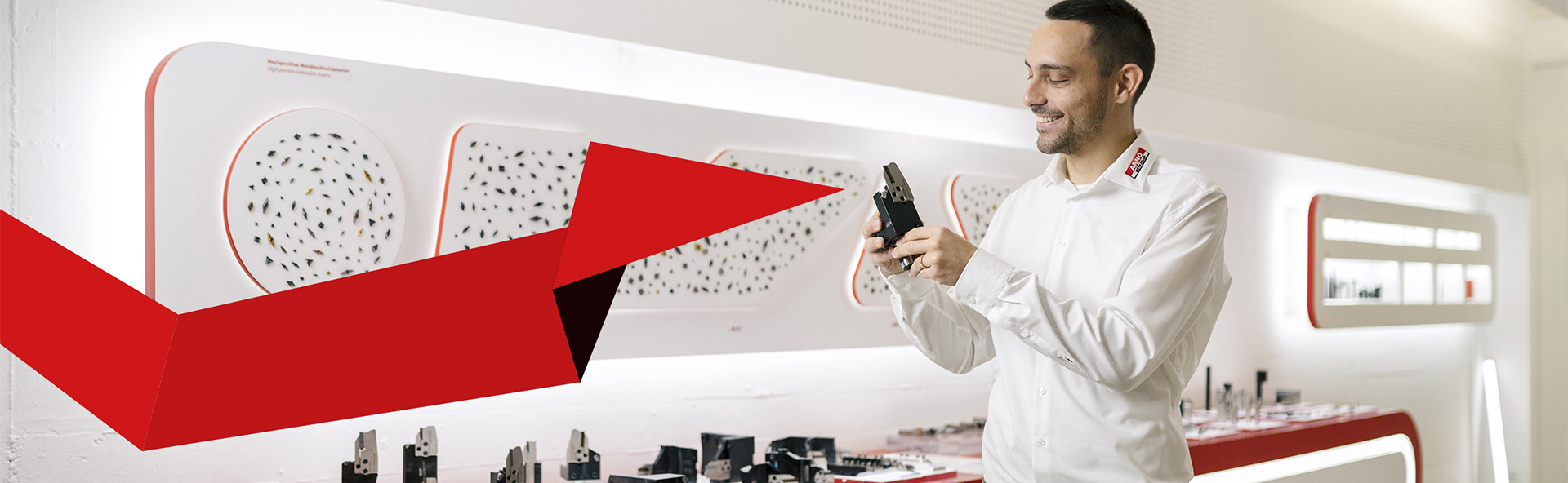 We live quality tooling ARNO Mitarbeiter zeigt ein Werkzeug